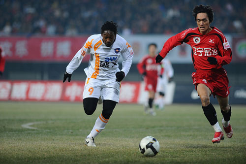 山东泰山今天下午在基地举行球迷开放日，一百多名球迷到场（山东泰山今日下午在基地举行球迷开放日，吸引百余名球迷到场）