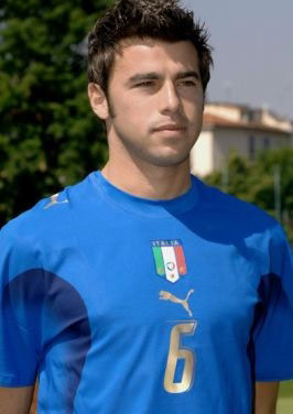 自苏牙以来，斯韦德贝里是首位西甲对皇马连续三场破门的外援（斯韦德贝里成自苏亚雷斯后首位在西甲对阵皇马连续三场破门的外援）