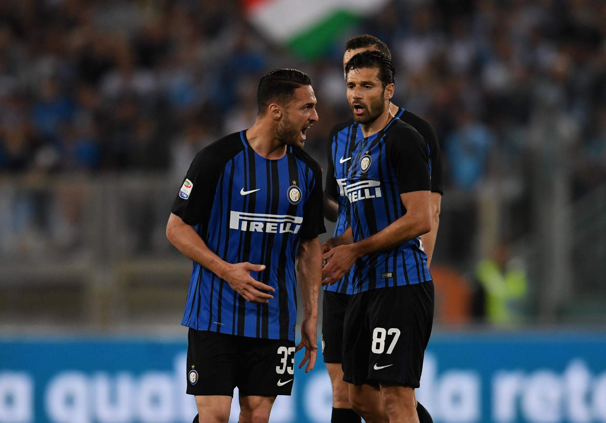 内马尔从中场跑回禁区开门球，结果队友直接开大脚让他无语（内马尔自中场折返准备主罚球门球，队友却一脚大脚解围令其无语）